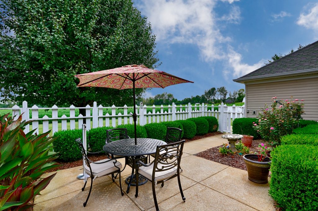 Country Cottage Lawrenceburg - Outdoor area with garden and seating