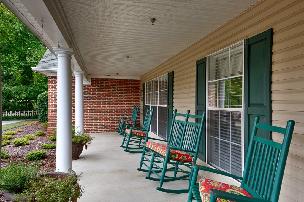 Country Cottage Russellville - Front porch with rocking chairs